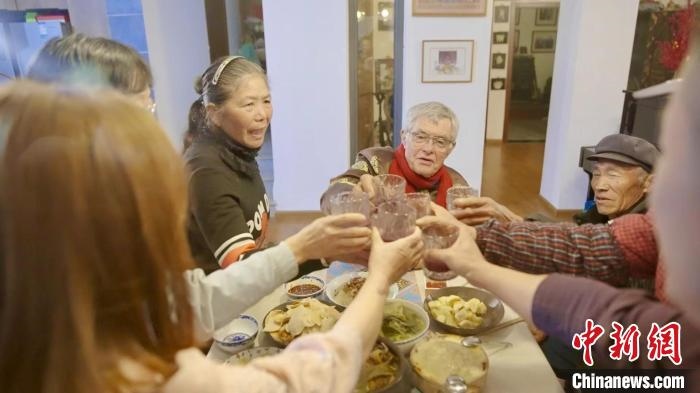 圖為賀歲紀(jì)錄片《“洋女婿”的中國年》劇照?！『h(yuǎn)航 攝