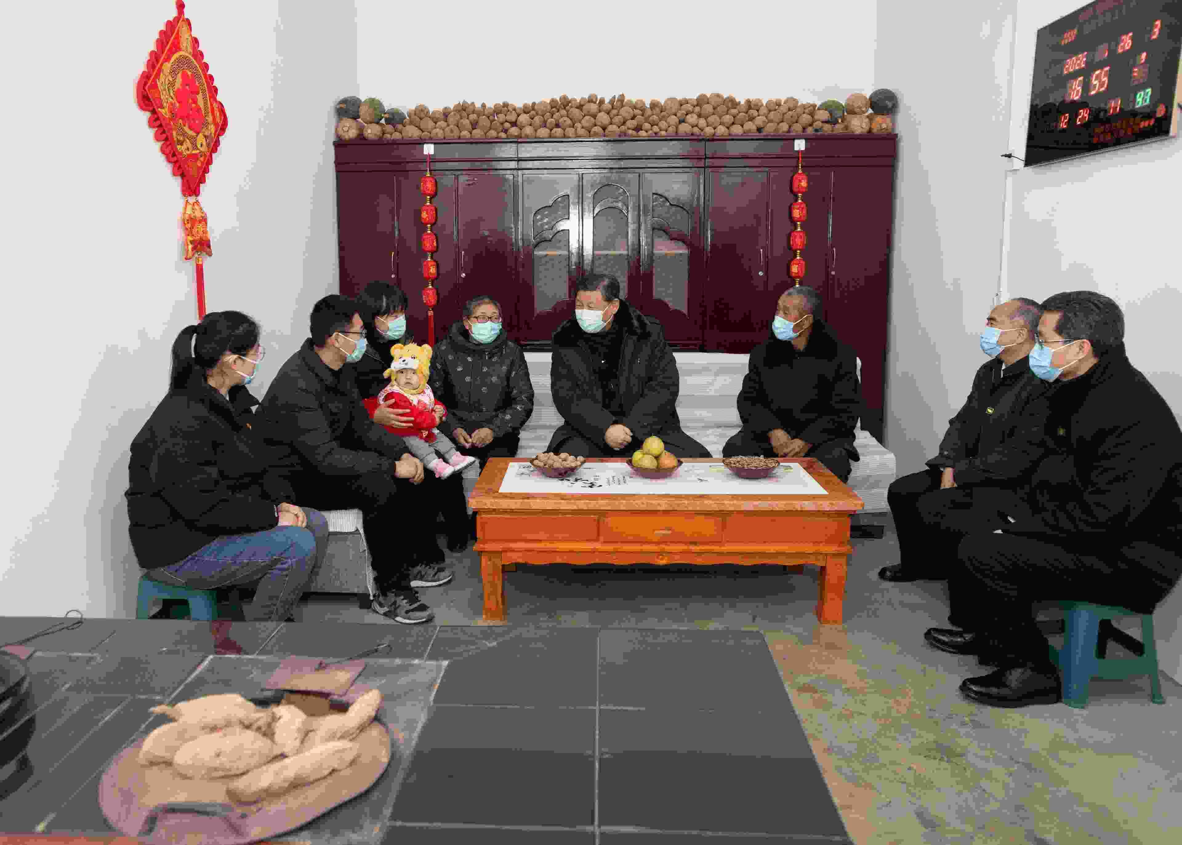 △2022年1月26日，中共中央總書(shū)記、國(guó)家主席、中央軍委主席習(xí)近平在臨汾市汾西縣僧念鎮(zhèn)段村同村民蔡文明一家親切交流。