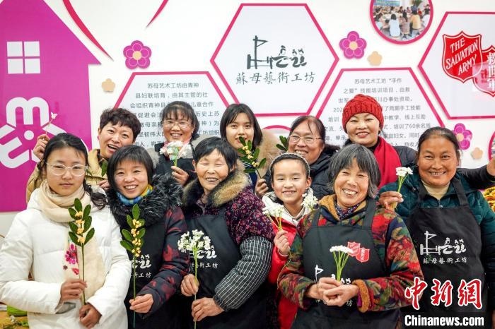 “蘇母藝術(shù)工坊”文創(chuàng)工作室的姐妹們?！」帕捡x 攝