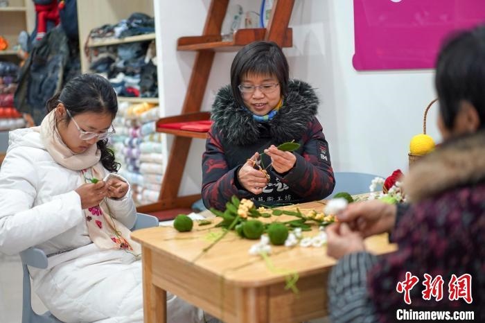 文創(chuàng)工作室的姐妹們正在鉤織月桂葉片?！」帕捡x 攝