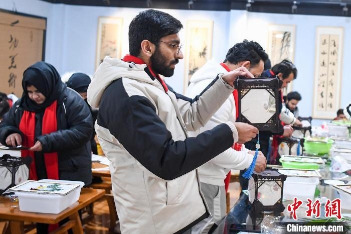 巴基斯坦留學(xué)生制作燈籠?！钊A峰 攝