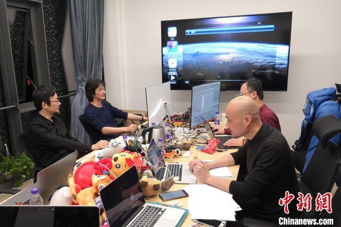 廣州美術(shù)學院曹雪、劉平云帶領(lǐng)的設計團隊對北京冬奧會吉祥物加班加點進行修改設計。(資料圖) 劉平云供圖