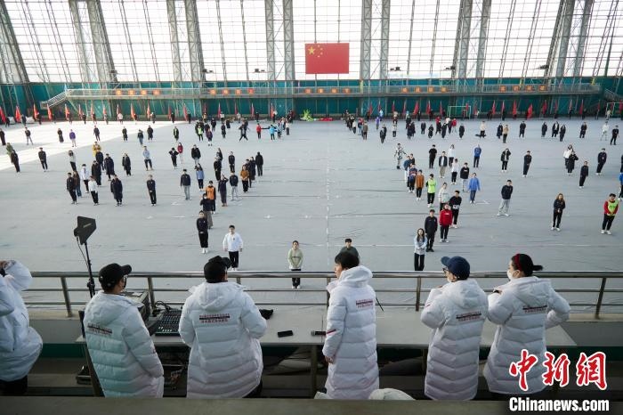 北京冬奧會(huì)閉幕式開(kāi)始前，演員們?cè)谶M(jìn)行排練?！埼暮?供圖