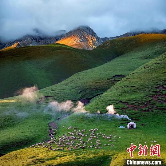 圖為作品《晨光炊煙》?！〗股?攝