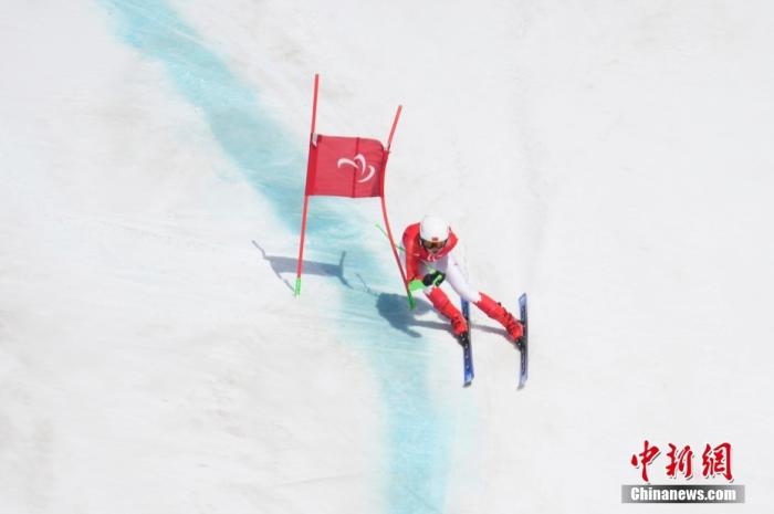 3月6日，中國選手梁景怡在比賽中。當(dāng)日，北京2022年冬殘奧會殘奧高山滑雪男子超級大回轉(zhuǎn)-站姿決賽在國家高山滑雪中心舉行，中國選手梁景怡奪得冠軍。 <a target='_blank' href='/'>中新社</a>記者 劉冉陽 攝 　