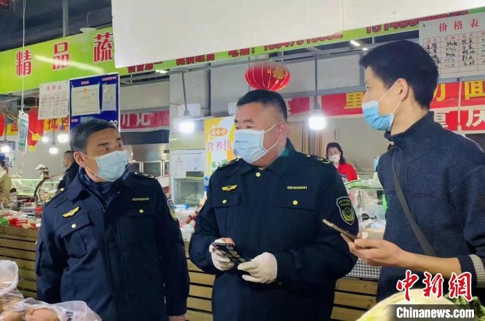 圖為執(zhí)法人員進(jìn)行調(diào)查?！±铈面谩z