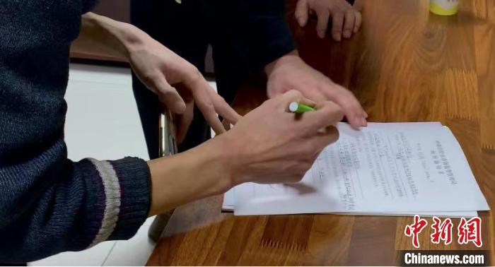 圖為現(xiàn)場(chǎng)下達(dá)詢問(wèn)通知書(shū)?！±铈面?攝