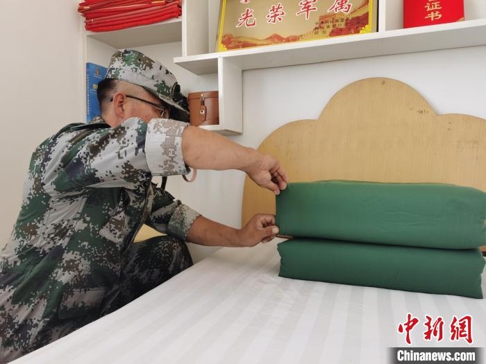 圖為謝寶民以軍人標(biāo)準(zhǔn)要求自己?！∈茉L者供圖