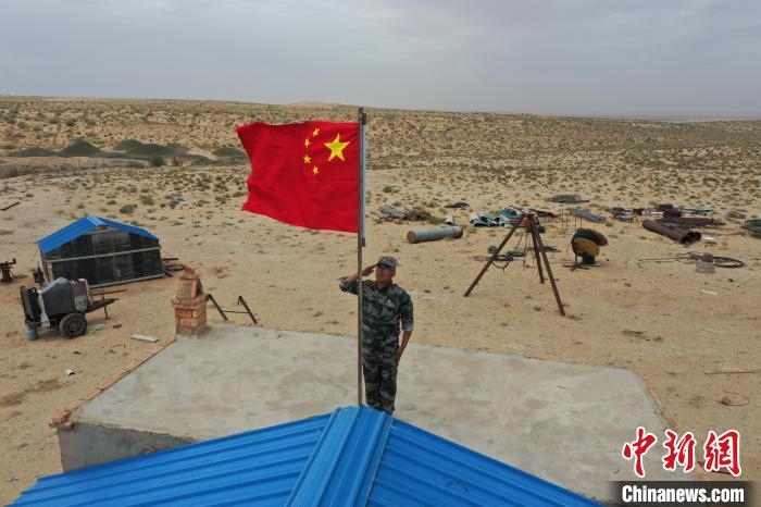 圖為每天升旗是謝寶民的必修課?！∈茉L者供圖