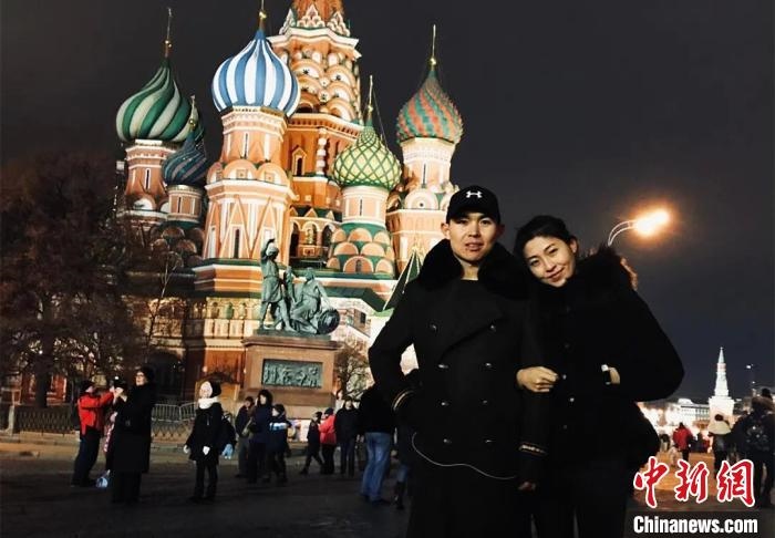 圖為敖木希勒夫婦留學(xué)合影?！“侥鞠＠展﹫D