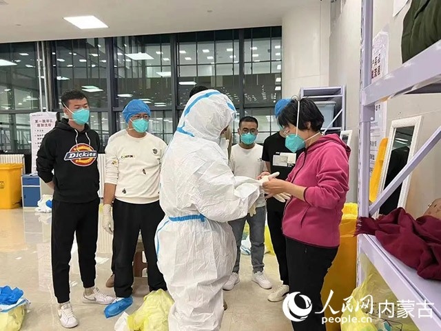 醫(yī)護人員正在方艙醫(yī)院工作。呼和浩特市第一醫(yī)院供圖