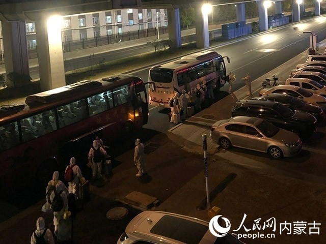 高校學生有序登車，前往隔離點。內(nèi)蒙古教育廳供圖