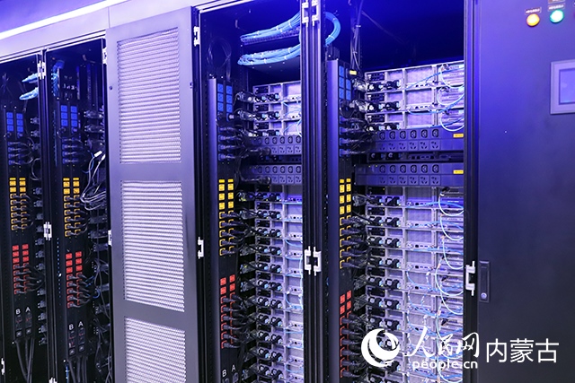 內(nèi)蒙古高性能計(jì)算公共服務(wù)平臺(tái)機(jī)房。人民網(wǎng)記者 苗陽攝