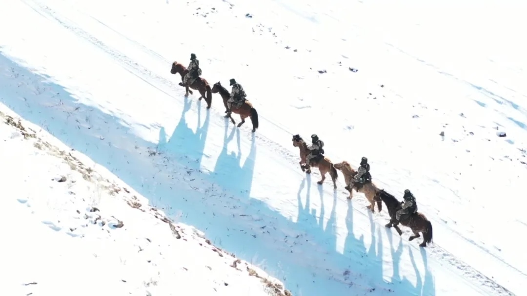 迎著朝陽(yáng)在邊防線上巡邏的執(zhí)勤官兵。賴志強(qiáng) 攝.webp.jpg