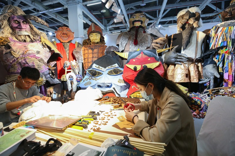 1620810924481758.jpg 5.烏蘭劇社戲劇創(chuàng)作實踐工作坊,內(nèi)蒙古藝術(shù)學(xué)院學(xué)生現(xiàn)場制作相關(guān)道具.jpg