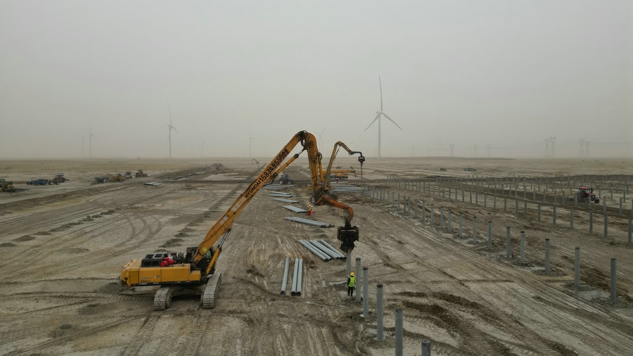 1713318017220193.jpg 巴彥淖爾蘇木貴力斯臺嘎查光伏治沙項目區(qū)現(xiàn)場(攝影:王佑凱).jpg