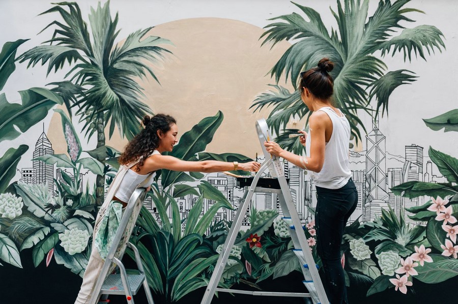 05. 藝術(shù)家梅慧欣、連佩汶與她們創(chuàng)作的壁畫作品.jpg