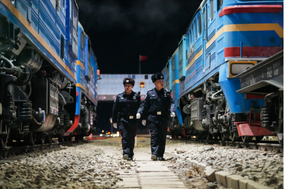 1767509796136858.png 20260104移民管理警察正在對夜間出境列車進(jìn)行查驗1.png
