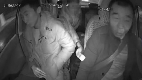 凌晨女子打車到江邊，并掏出百元大鈔給司機稱不用找了。資陽公安供圖