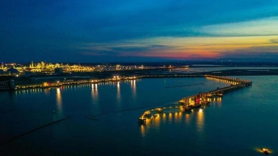 圖為中科煉化自建港口碼頭，30萬(wàn)噸級(jí)原油泊位