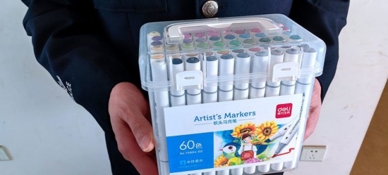 民警送上的馬克筆。資陽市公安供圖