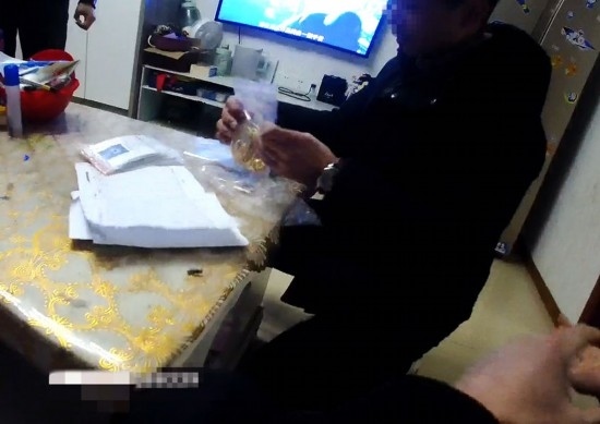 失主對照清單清點(diǎn)黃金等貴重物品。資陽市公安供圖