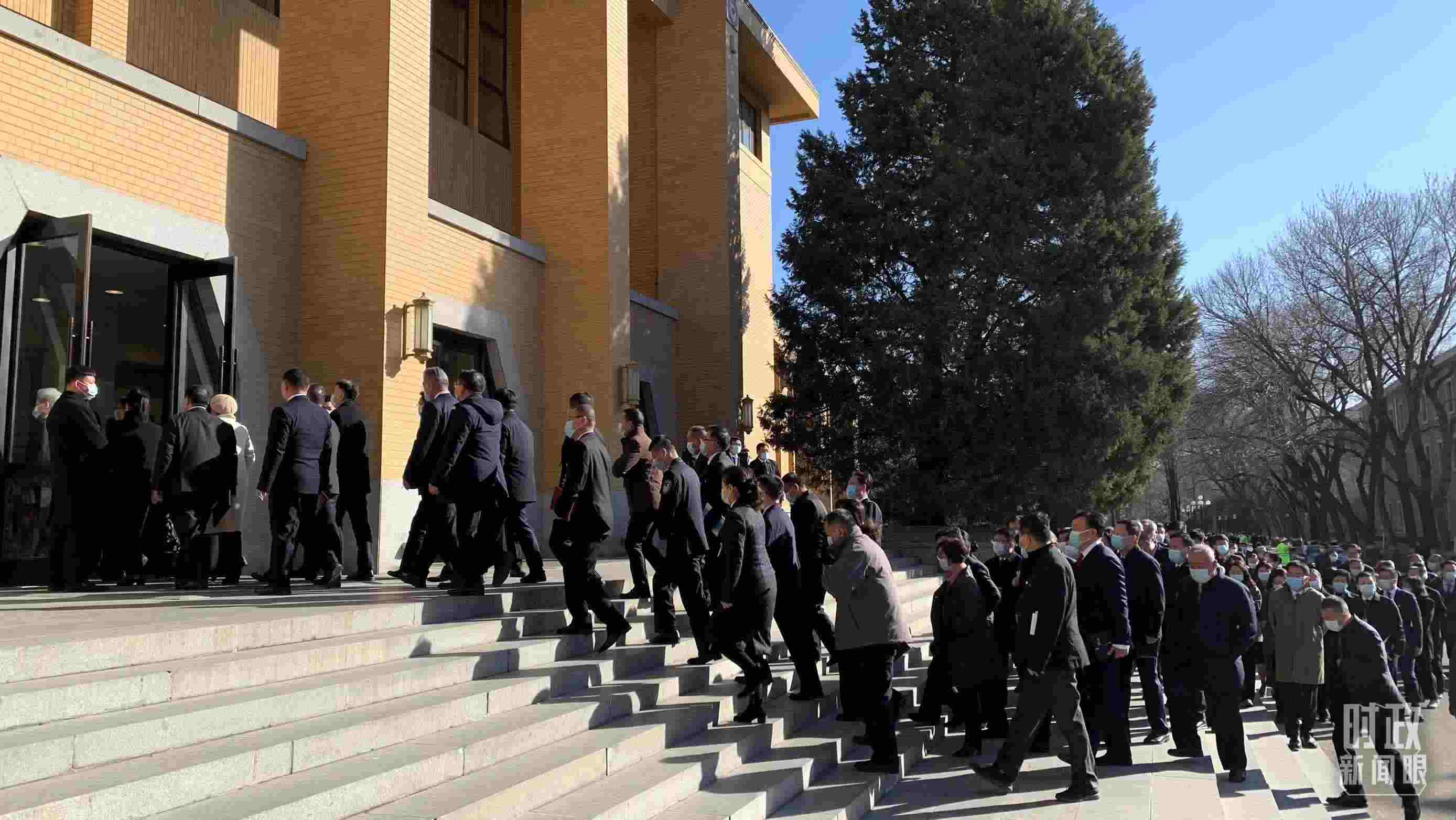 △參加這次慶祝大會暨開學(xué)典禮的與會人員正在步入會場。（總臺央視記者段德文拍攝）