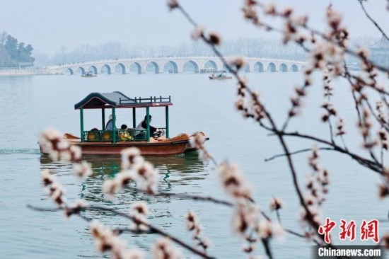 20日，頤和園游船開航。<a target='_blank' data-cke-saved-href='/' href='/'><p align=