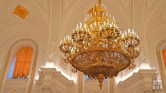 △喬治大廳內(nèi)燈光璀璨。（總臺國廣記者李晉拍攝）