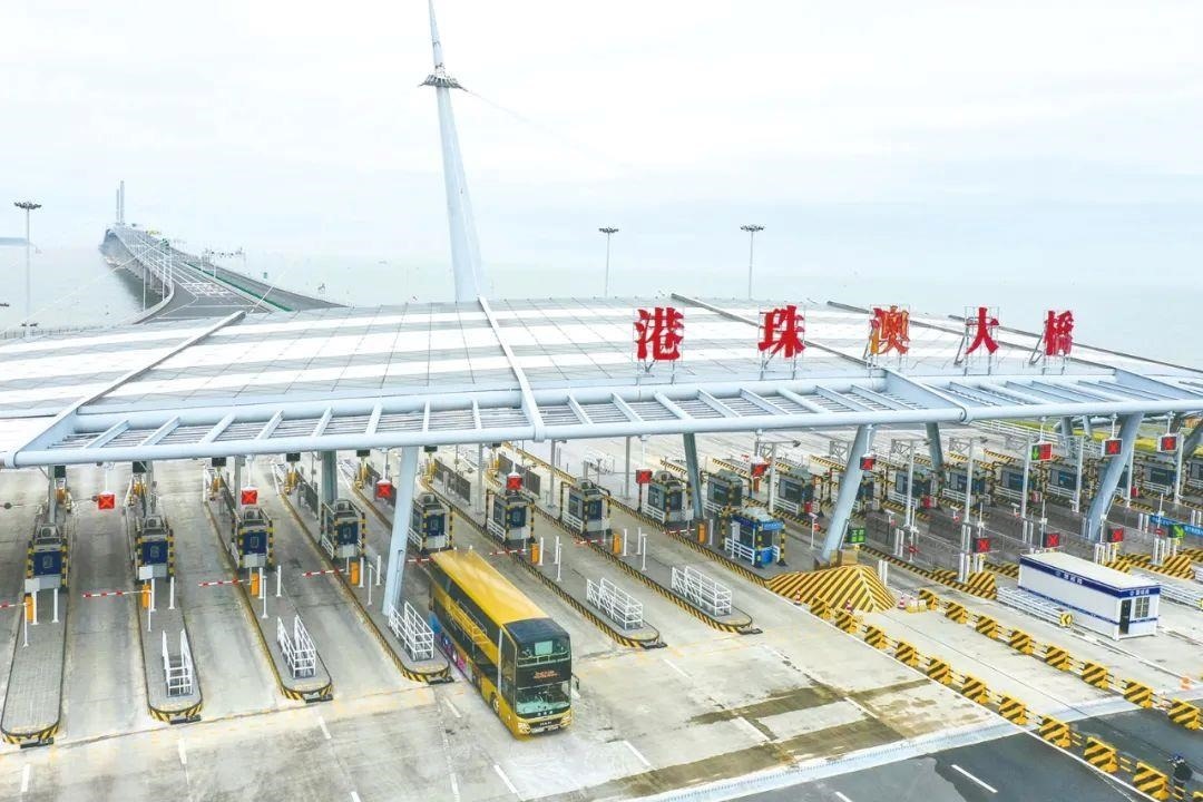△一輛從香港開(kāi)往珠海的港珠澳大橋穿梭巴士入境珠海。