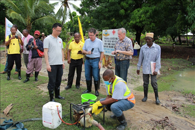世界衛(wèi)生組織評(píng)估專家組評(píng)估援桑血吸蟲病現(xiàn)場(chǎng)媒介控制工作(受訪機(jī)構(gòu)提供)