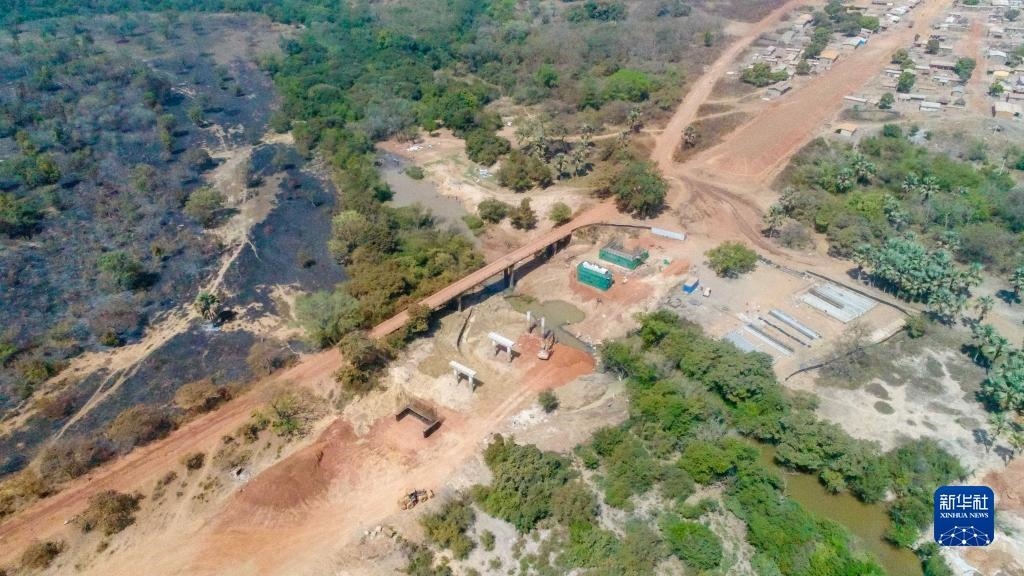 這是1月12日在科特迪瓦西北部奧迭內(nèi)省拍攝的北部公路項(xiàng)目施工現(xiàn)場(chǎng)（無(wú)人機(jī)照片）。新華社發(fā)（中國(guó)港灣工程有限責(zé)任公司供圖）