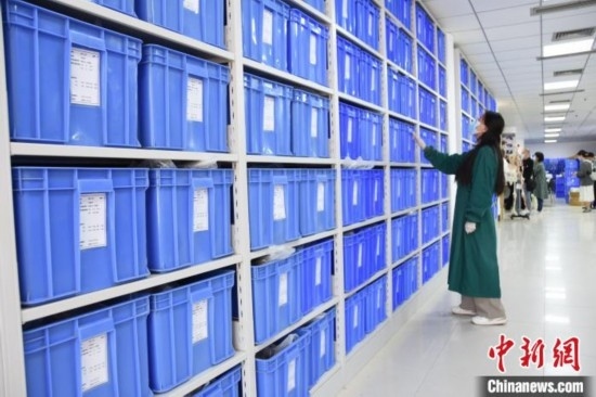 圖為鄭州大學(xué)人骨考古實(shí)驗(yàn)室內(nèi)的骨骼標(biāo)本庫(kù)。王宇 攝