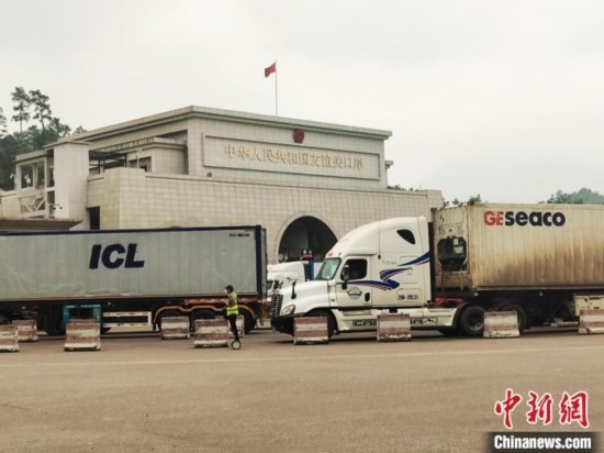 近日，位于中越邊境廣西憑祥市的友誼關(guān)口岸車水馬龍，裝載著東盟水果的跨境車輛來往不斷。黃艷梅 攝