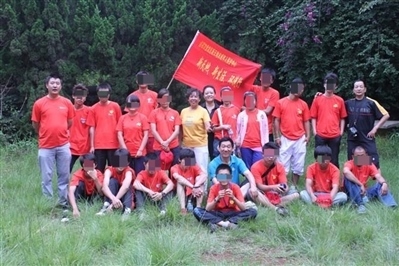 項目辦開展活動合影，喬海云（后排中，黑衣）和張月如（后排右一）