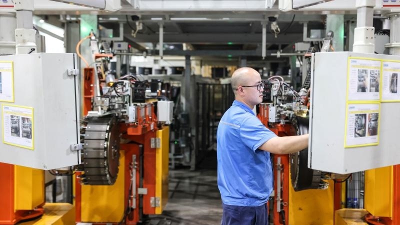 工作人員在貴州輪胎股份有限公司的“5G全連接工廠”成型區(qū)作業(yè)（2022年5月17日攝）。新華社記者 歐東衢 攝