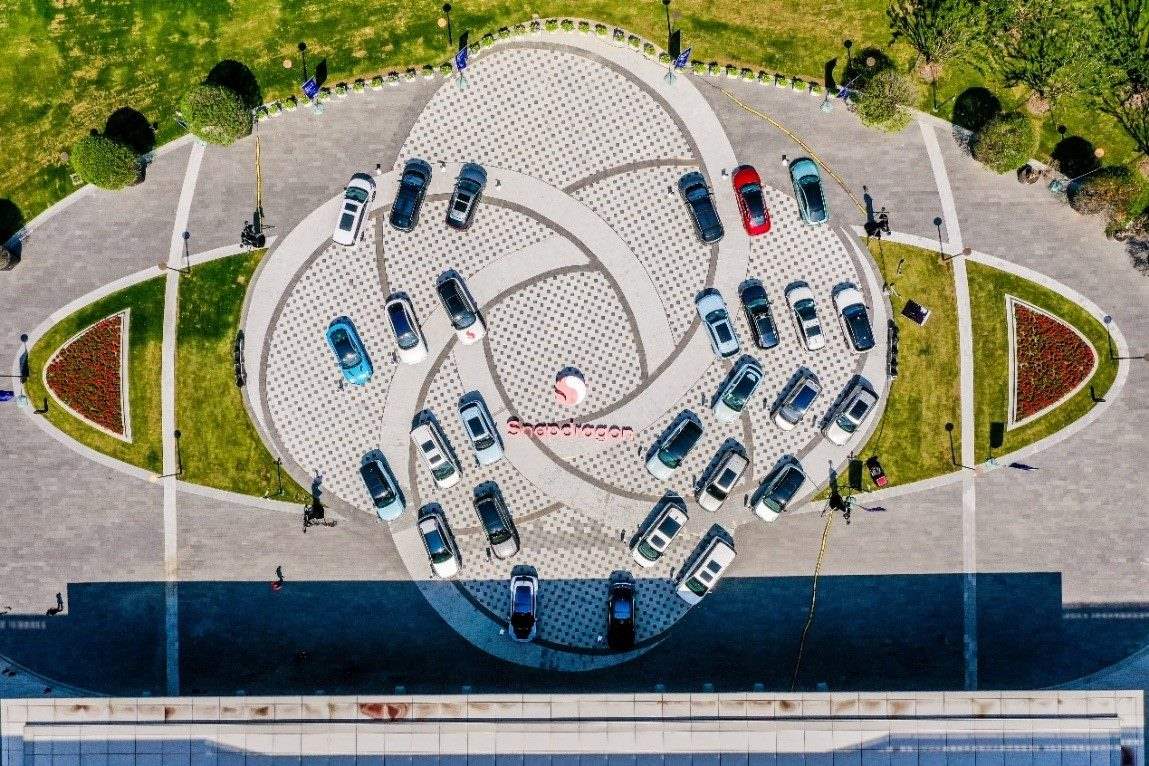 峰會戶外整車展示區(qū)俯瞰圖。（受訪者供圖）