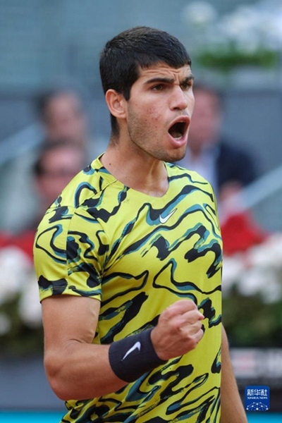 5月7日，阿爾卡拉斯在比賽中慶祝得分。當(dāng)日，在西班牙馬德里網(wǎng)球公開賽男單決賽中，西班牙選手阿爾卡拉斯以2比1戰(zhàn)勝德國選手施特魯夫，奪得冠軍。新華社記者 孟鼎博 攝