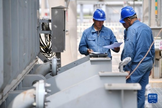 5月27日，電力工人在工程現(xiàn)場進行檢修作業(yè)。