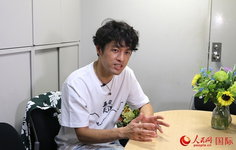 竹內(nèi)亮接受人民網(wǎng)專訪。人民網(wǎng) 許可攝