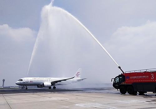 C919穿過象征民航最高禮儀的“水門”。東航供圖