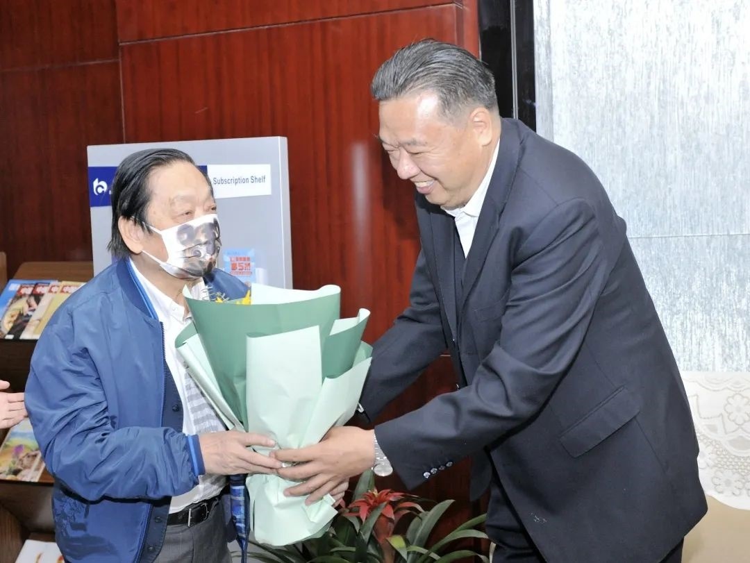 ▲青海省政協(xié)副主席、青海省林草局黨組書記、局長、祁連山國家公園青海省管理局局長李曉南在機場迎接韓美林