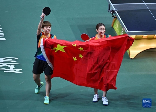 5月27日，陳夢（右）/王藝迪慶祝勝利。當(dāng)日，在南非德班進行的2023年世界乒乓球錦標(biāo)賽女子雙打決賽中，中國選手陳夢/王藝迪以3比0戰(zhàn)勝韓國選手田志希/申裕斌，奪得冠軍。新華社記者 陶希夷攝