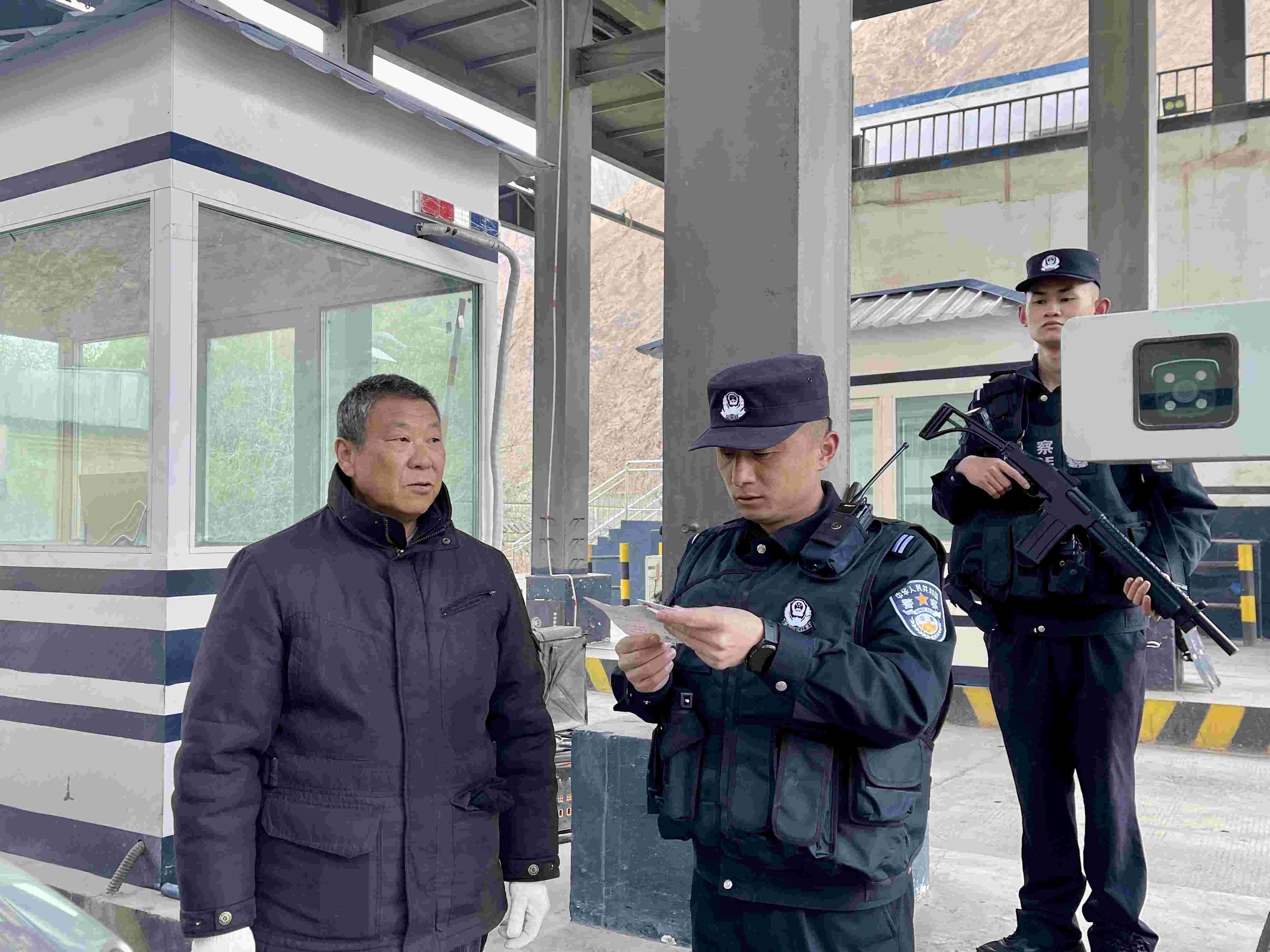 在庫地邊境檢查站，陳暢核對進出邊境管理區(qū)人員信息。人民網(wǎng) 周靜圓攝