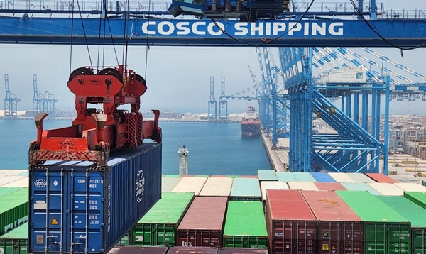 圖為“東方西班牙”輪在裝載貨物。人民網(wǎng)記者 管克江 攝