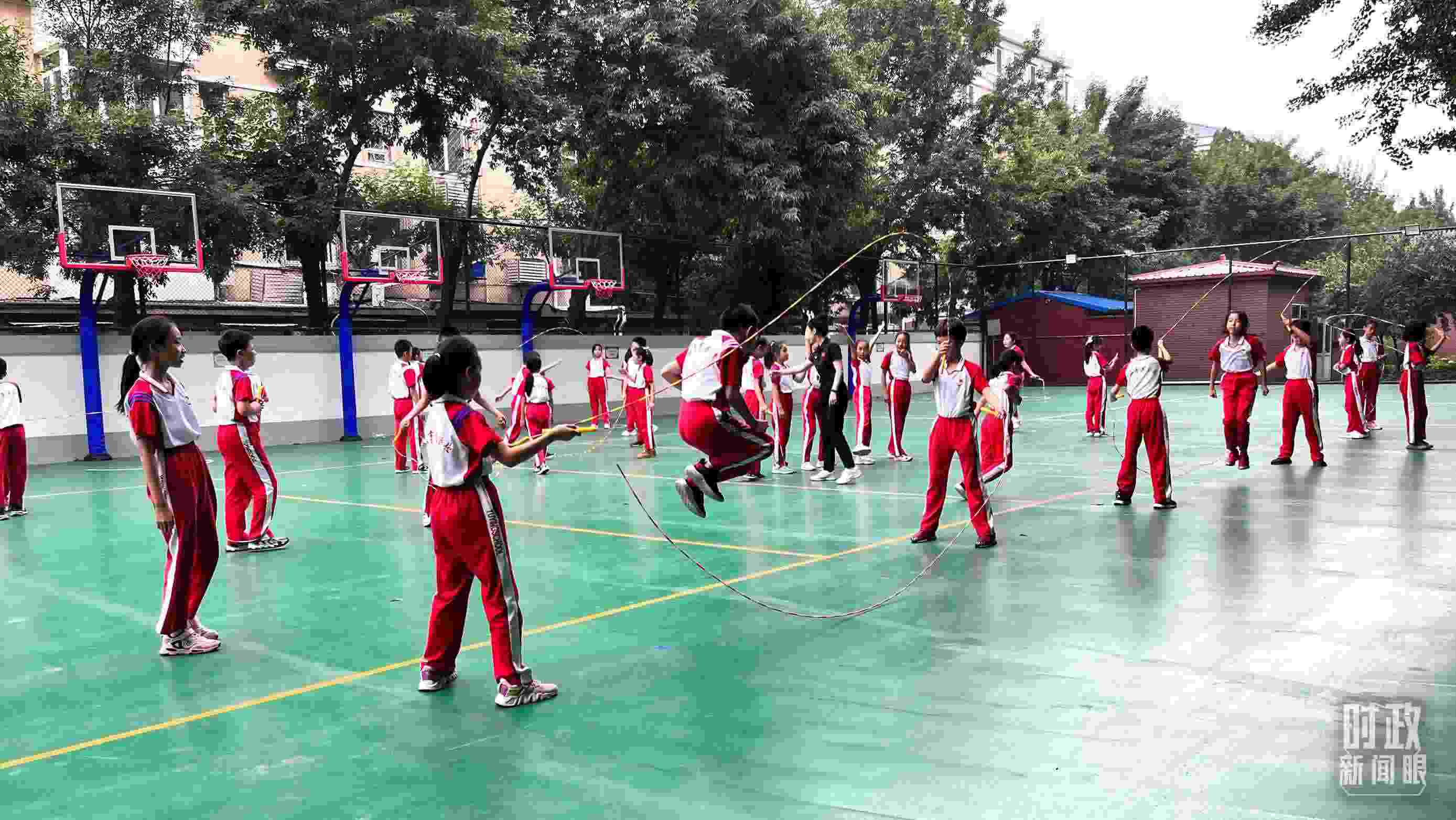 △正在跳繩的學(xué)生。（總臺央視記者張垚拍攝）