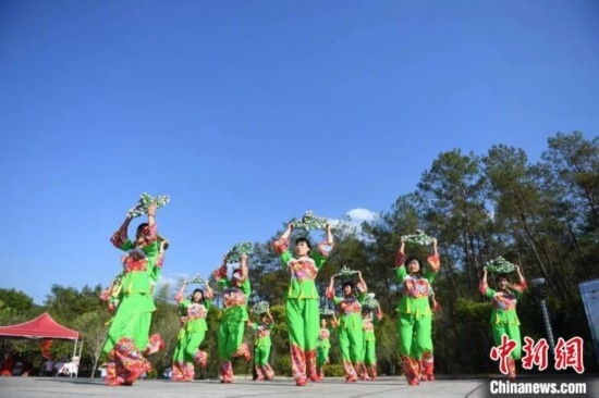 市民在跳廣場(chǎng)舞。 唐小晴 攝