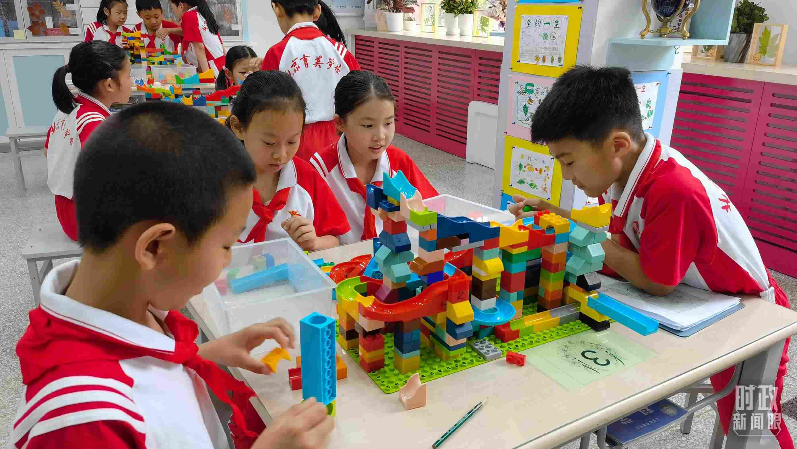 △正在搭建過山車模型的學(xué)生們。（總臺央視記者石丞拍攝）