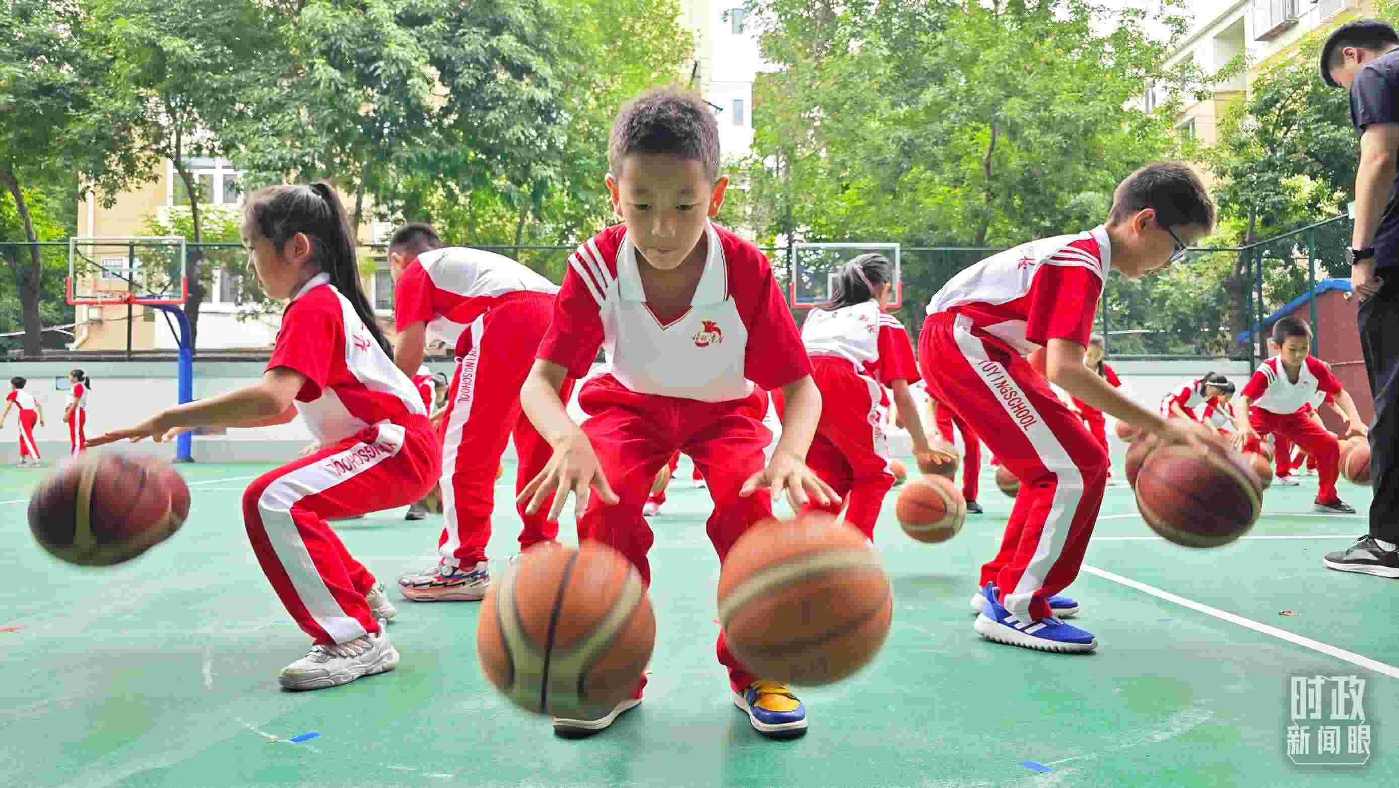 △學(xué)生正在打籃球。（總臺央視記者彭漢明拍攝）