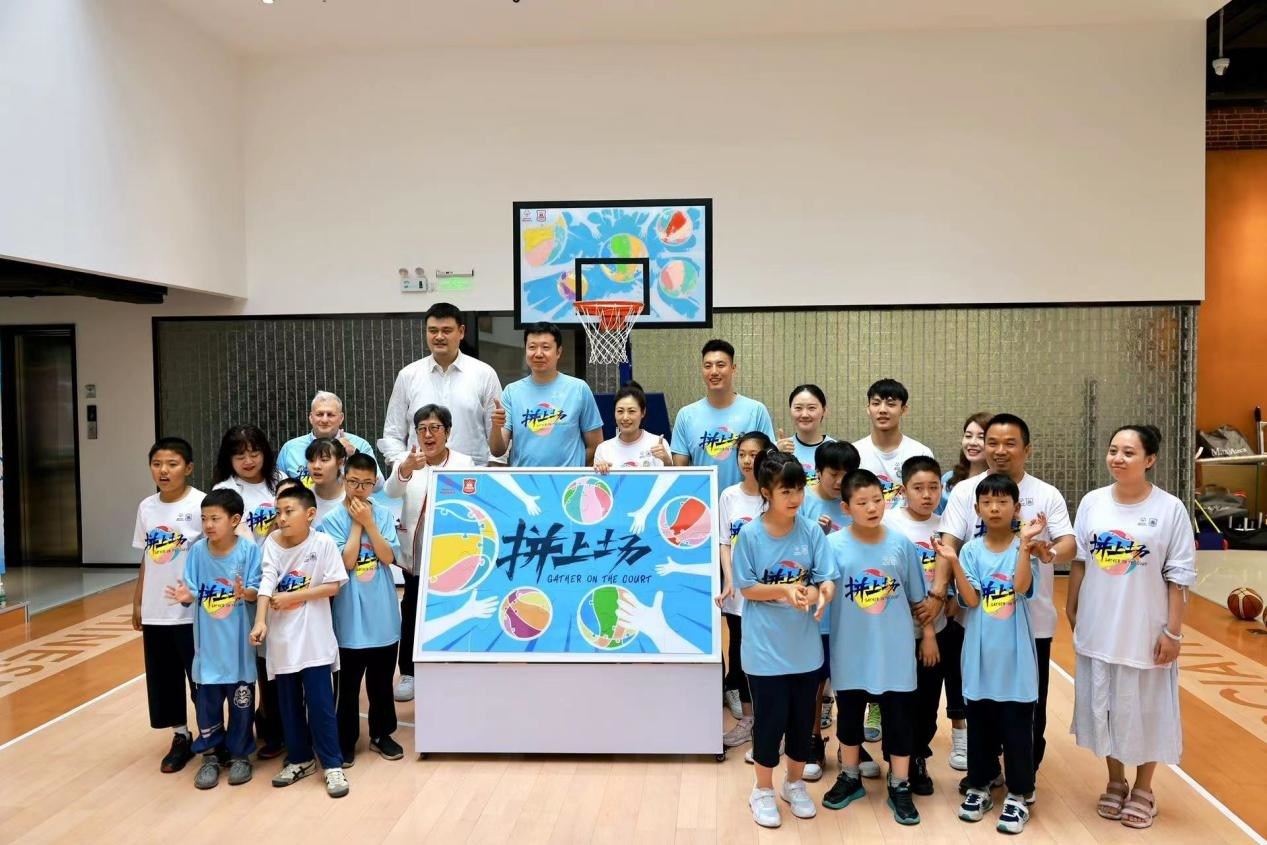 嘉賓與特奧小運(yùn)動(dòng)員在活動(dòng)結(jié)束后合影。人民網(wǎng)記者 郝帥攝